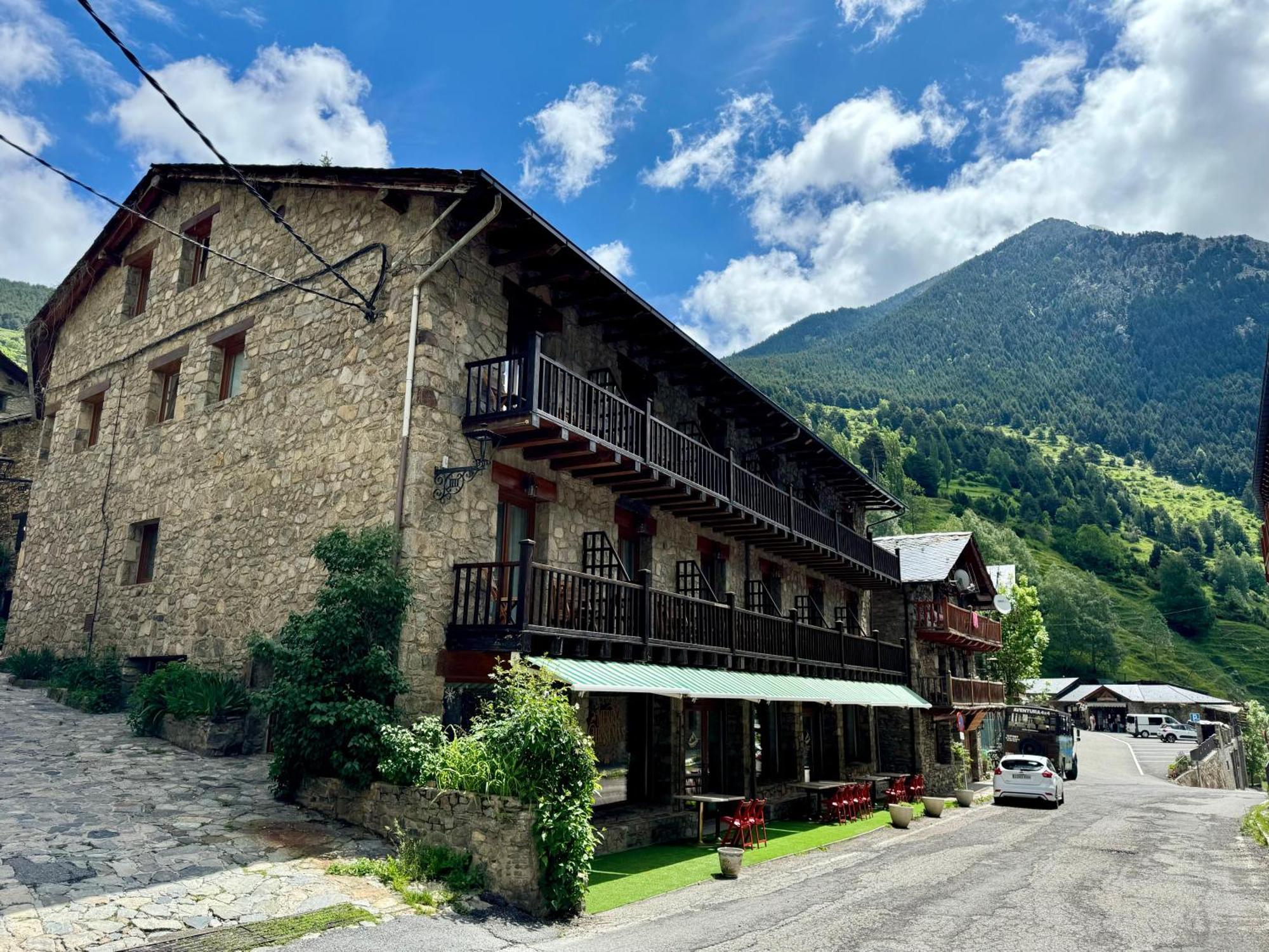 Hotel Valls Valira Os de Civís Buitenkant foto