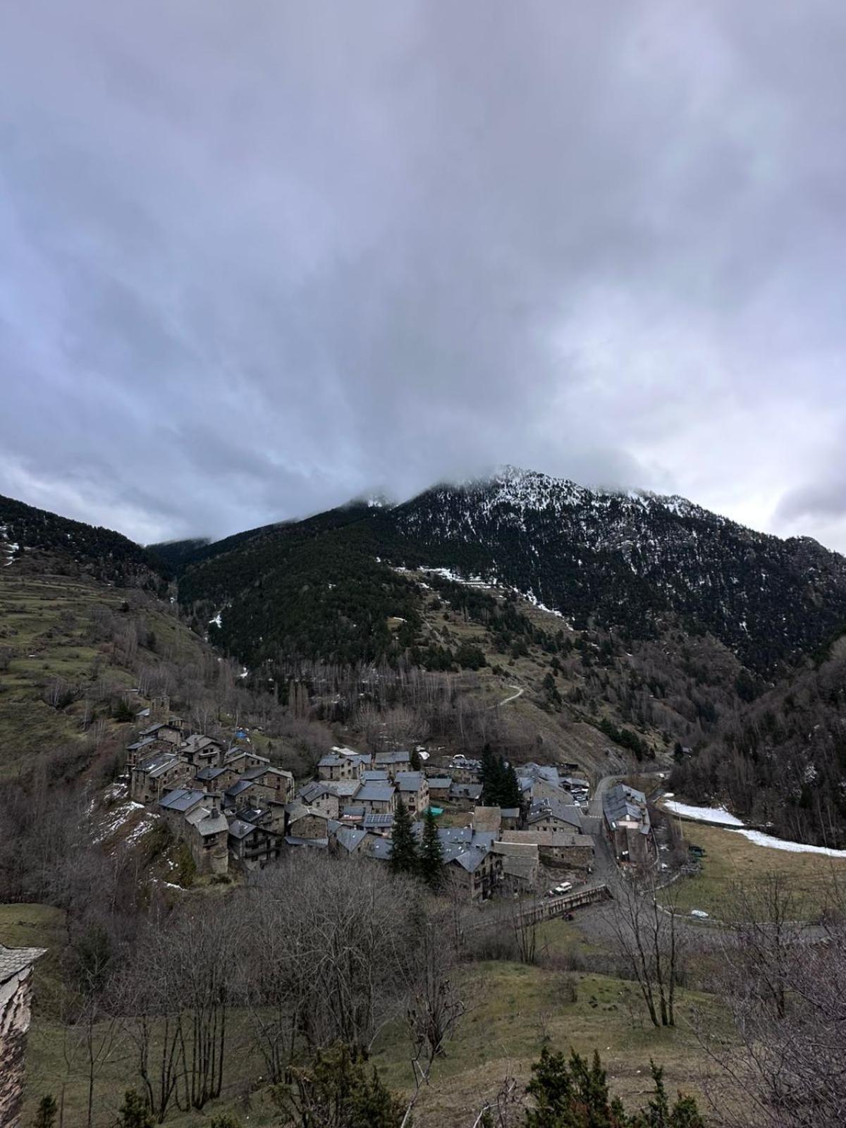 Hotel Valls Valira Os de Civís Buitenkant foto